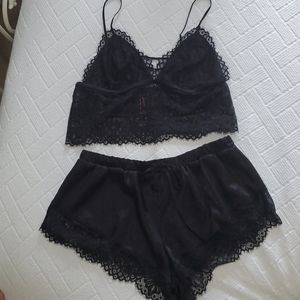 Beautiful sleep short set in black
